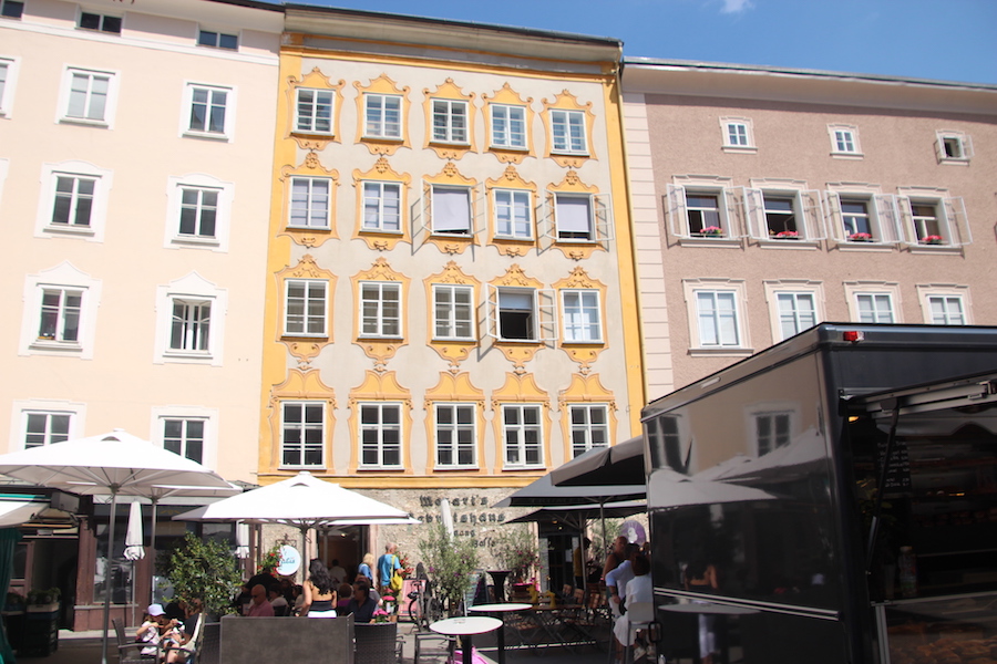 Unten: Rückseite des Mozarthauses zum Markplatz liegend.