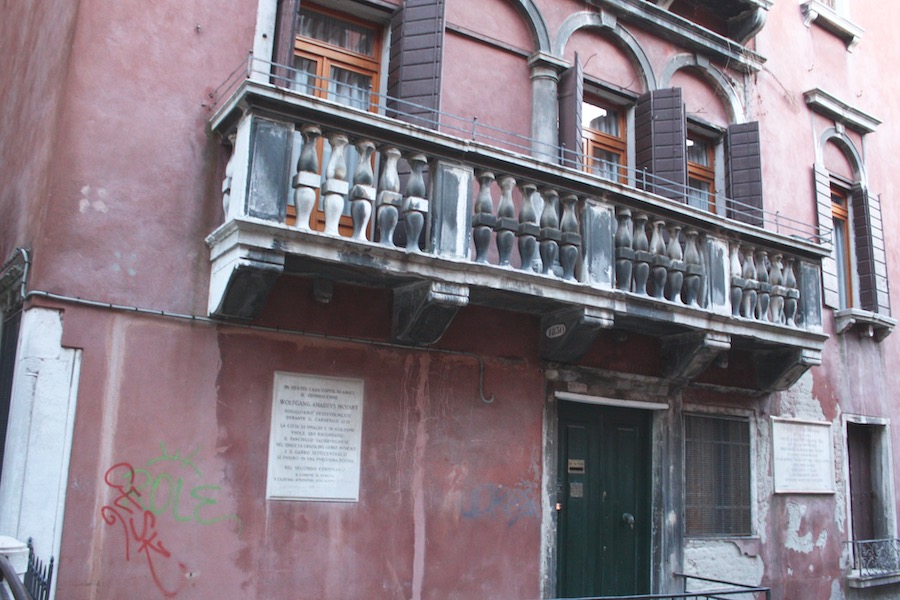 Hier hat Mozart 1771 in Venedig übernachtet und man steht heute als Tourist Schlange davor.