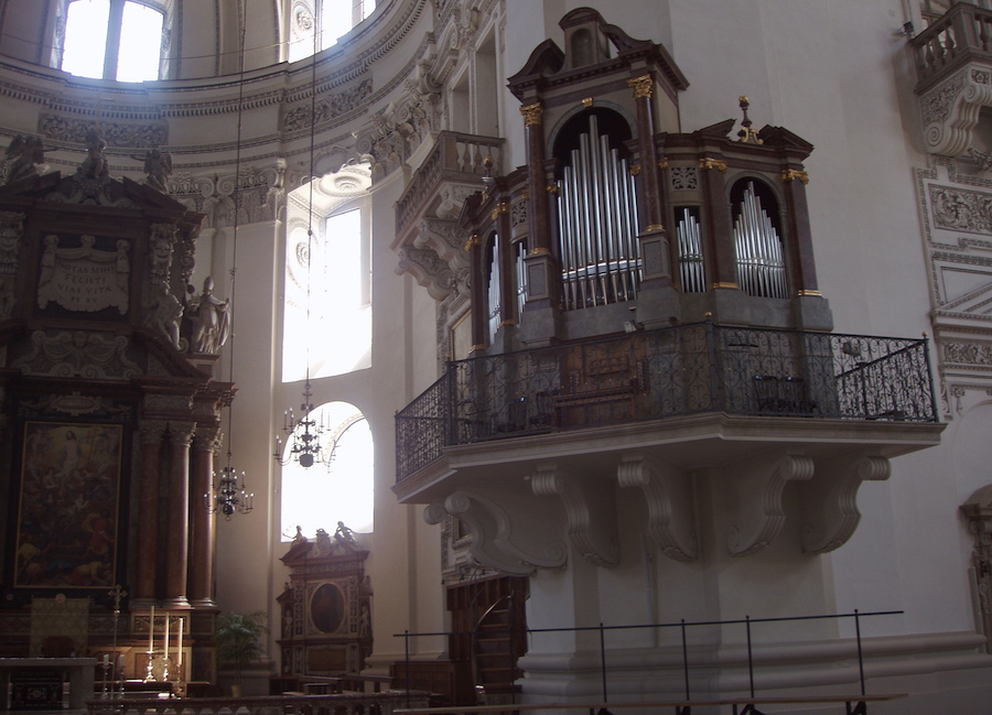 Eine der vier Orgeln in der Vierung über dem Altar, auf der Mozart gespielt hat.