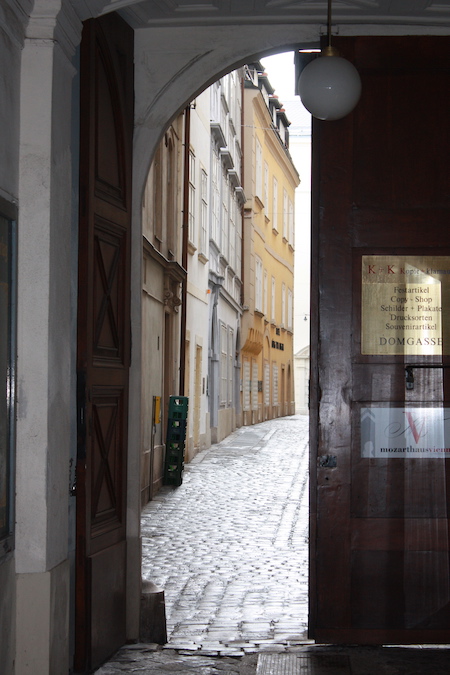 Die Domgasse in Wien vom Eingang des Mozarthauses aus.