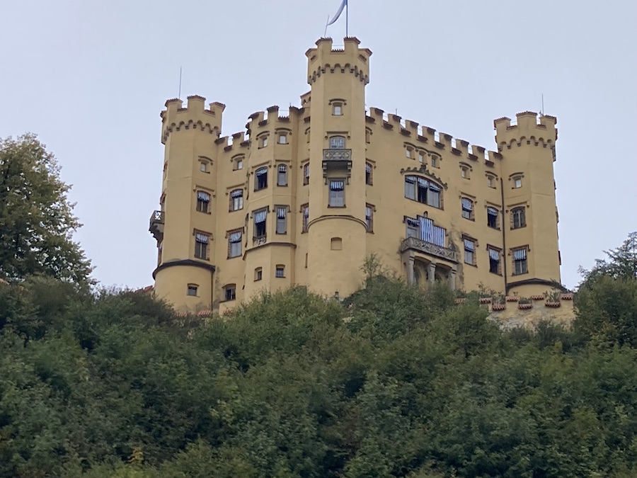 Schloß Hohenschwangau, damals der Wohnsitz der bayrischen Königsfamilie