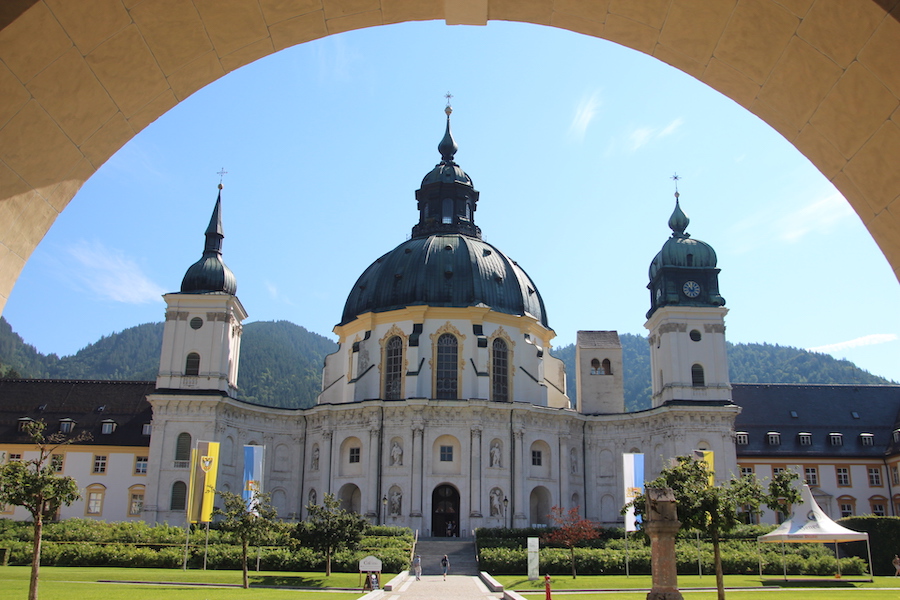 Kloster Ettal von der Eingangspforte aus