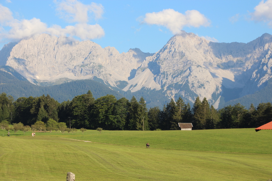 Wiesen und Wanderer vor dem Karwendel in Gerold