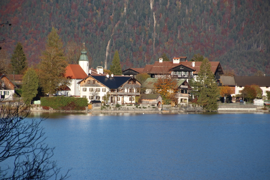Walchensee im Herbst, im Vordergrund der Walchensee