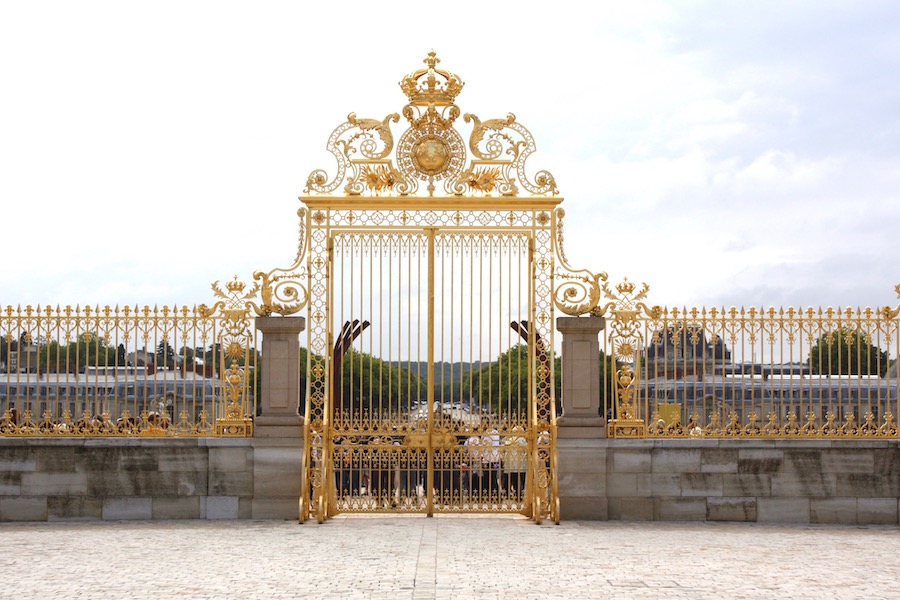 Ein Teil des Zentraleingangs des Schlosses Versailles.