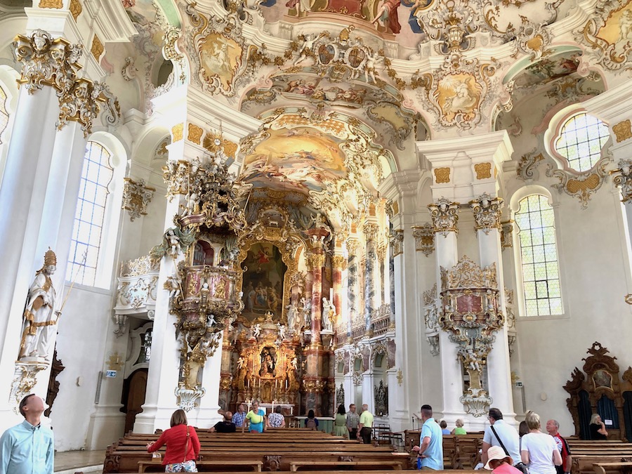 Das Beispiel für bayrischen Barock schlechthin: Die Wieskirche in Steingaden