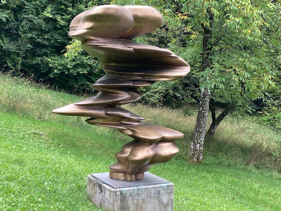 Tony Craggs Skulptur vor dem Franz-Marc-Museumin Kochrl am See /Obb.