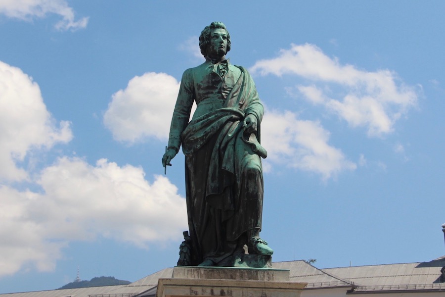 Mozarts Denkmal auf dem Salzburger Mozartplatz