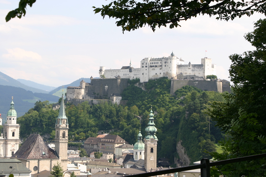Salzburger Festung mit barockem Dom davor