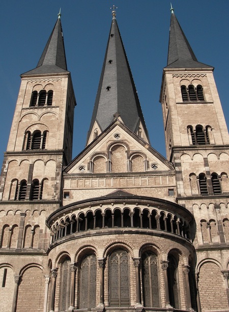 Die Doppeltürme des romanischen Bonner Münsters