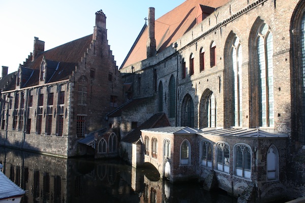 Eng an die Kirche geklebte Häuser