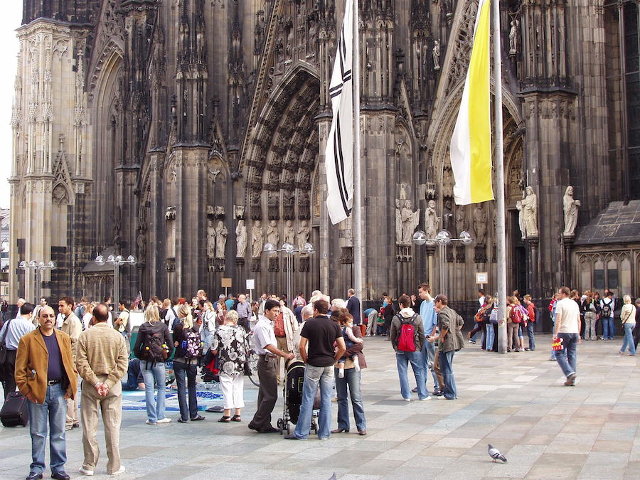 Wallfahrt zum Kölner Dom - dann wehen die gelb-weißen Flaggen.