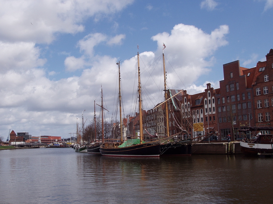 Der alte Hafen von Lübeck am Ende der Mengstraße