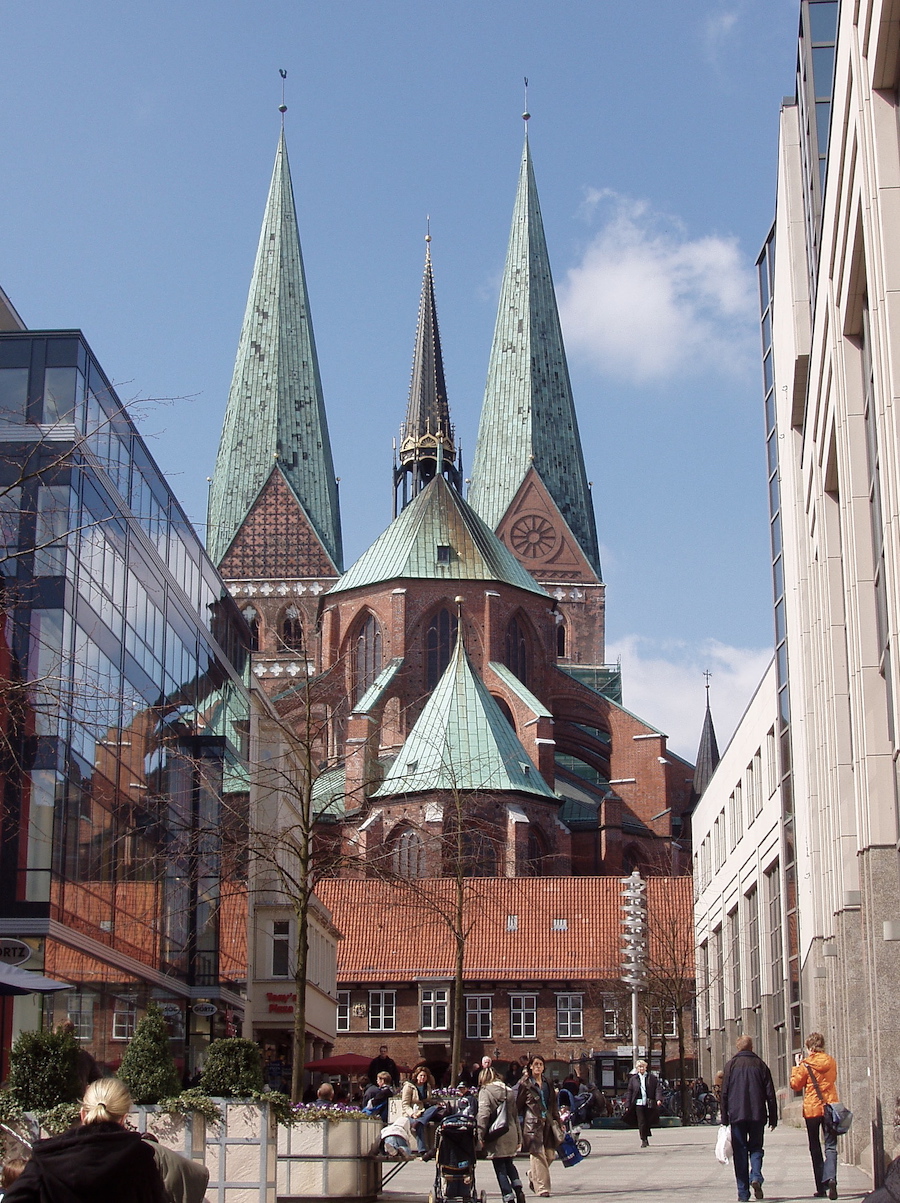 Die Lübecker St-Marien-Kirche von der Königstraße aus gesehen