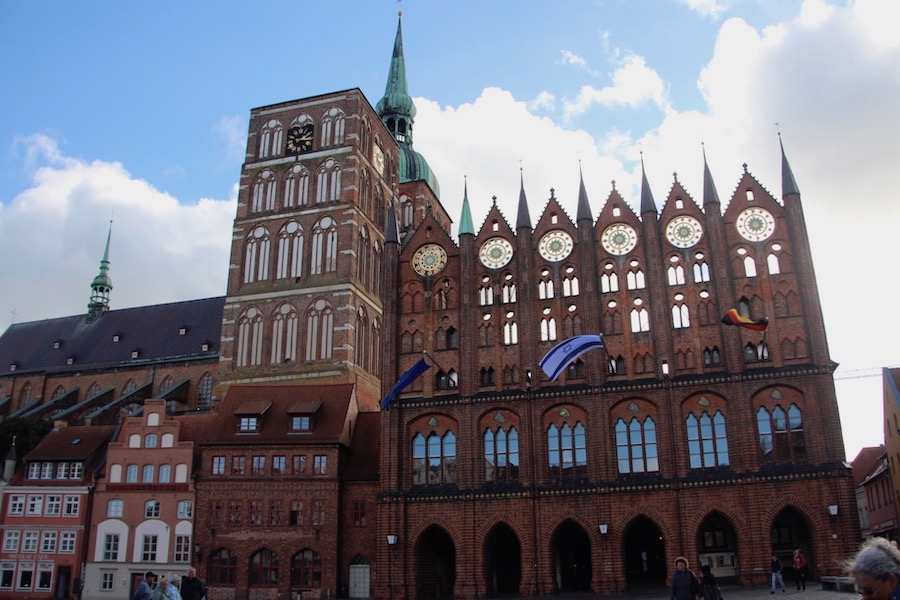 Das Stralsunder Rathaus hat die schönste Schmuckfassade von allen Hansestädten