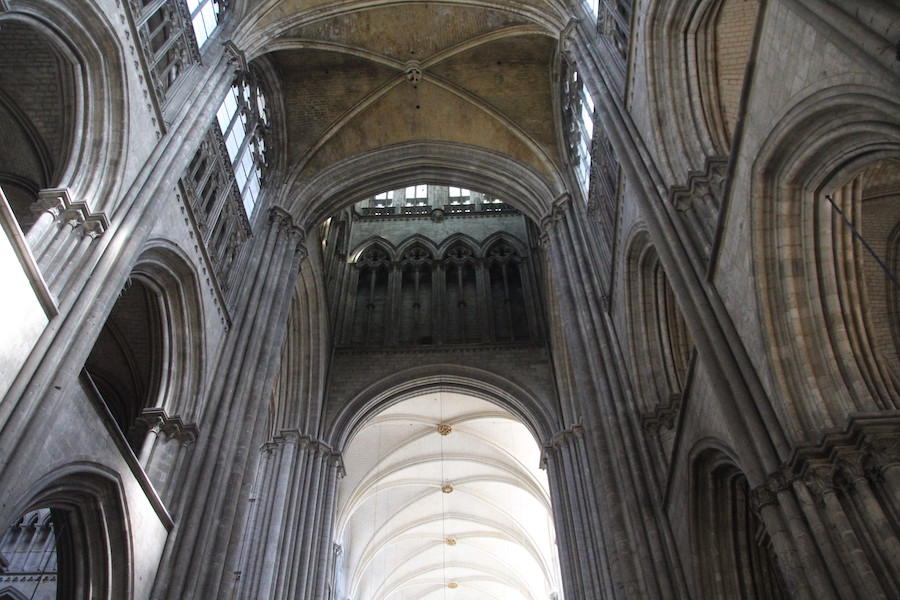 Die Deckenkonstruktion der Kathedrale von Rouen in Frankreich