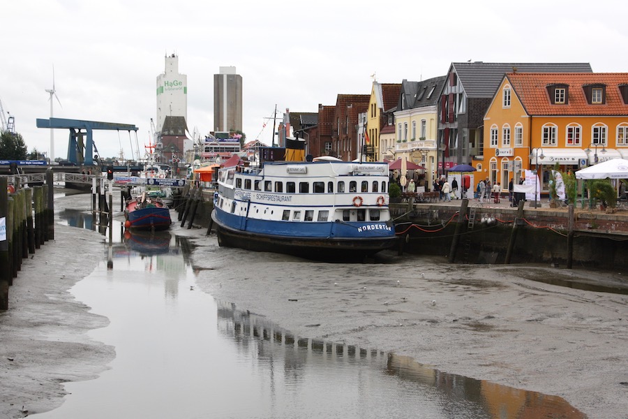Bei Ebbe liegt der Husumer Hafen trocken.