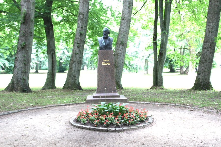 Das Denkmal stammt von Adolf Brütt (1855 - 1939) und wurde anläßlich des 10. Todestages Storms enthüllt.