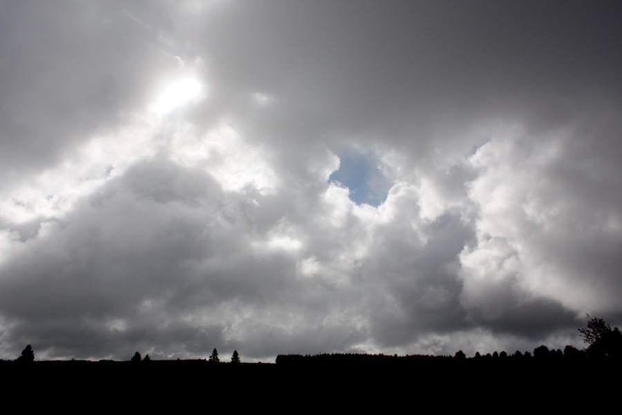 Gewitterwolken über dem Feld