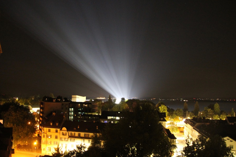 Finale mit hellem Licht über der Seebühne, im Hintergrund der See