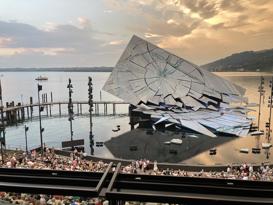 Bühnenbild der Bregenzer Traviata-Inszenierung