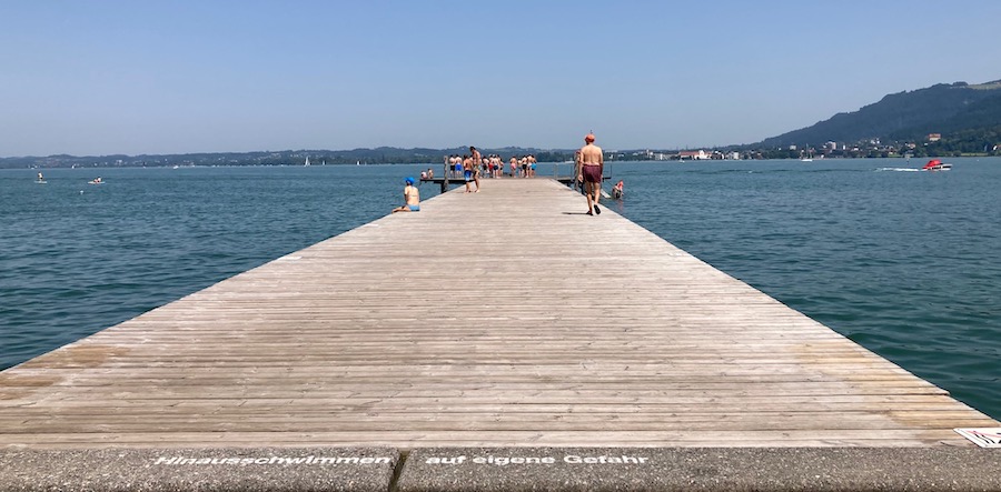 In den Bodensee kommt man über das Schwimmbad neben der Seebühne oder das im Nachbarort Lochau