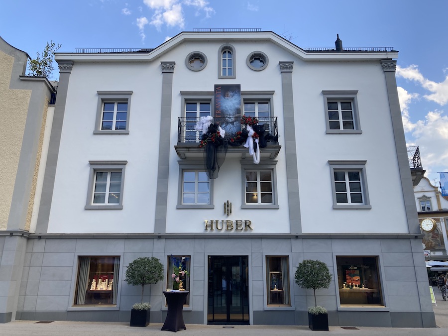 Der Beitrag des örtlichen Juweliers Huber zur „Traviata“