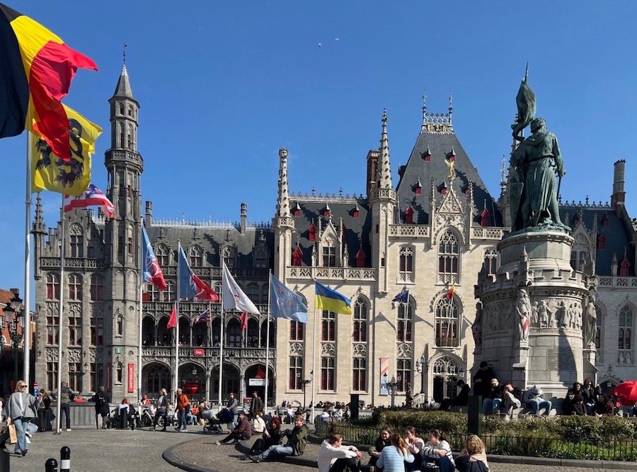 Das Rathaus in der Vorsaison an einem Werktag