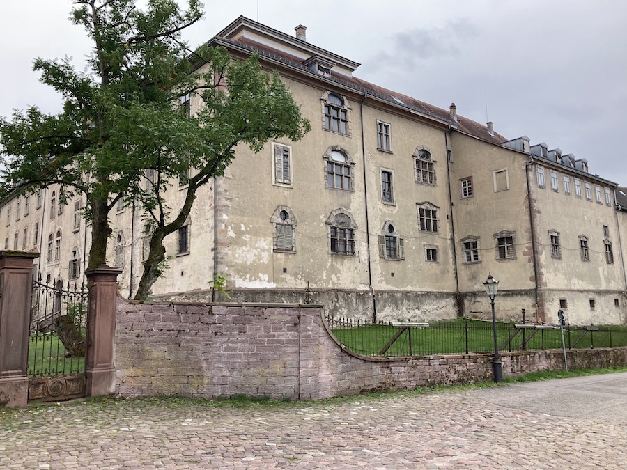 Das neue Schloß steht auch seit Jahrzehnten leer und gammelt vor sich hin.