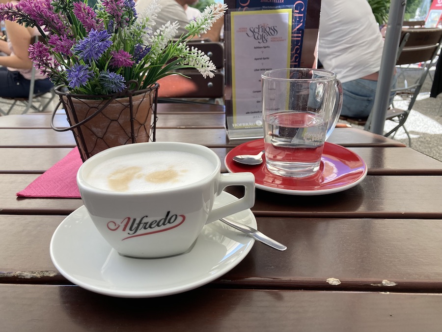 Nach zwei Stunden Ludwig bracht man mal Pause - ein Café ist im Schloß untergebracht.