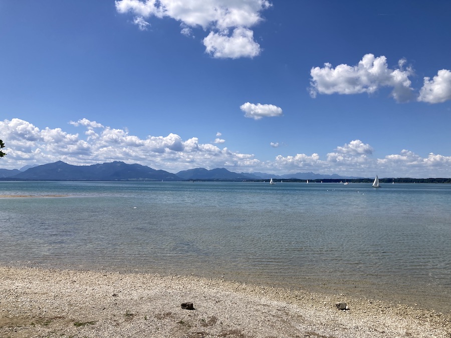 Der Chiemsee vom Ort Gstadt aus.