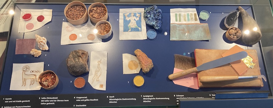 Mineralien zur Farbherstellung, Werkzeuge und Blattgold werden in Seeon ausgestellt.
