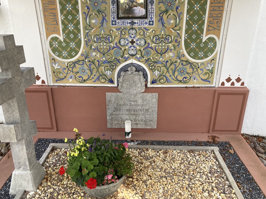 Grab Georg von Leuchtenbergs auf dem Friedhof in Seeon