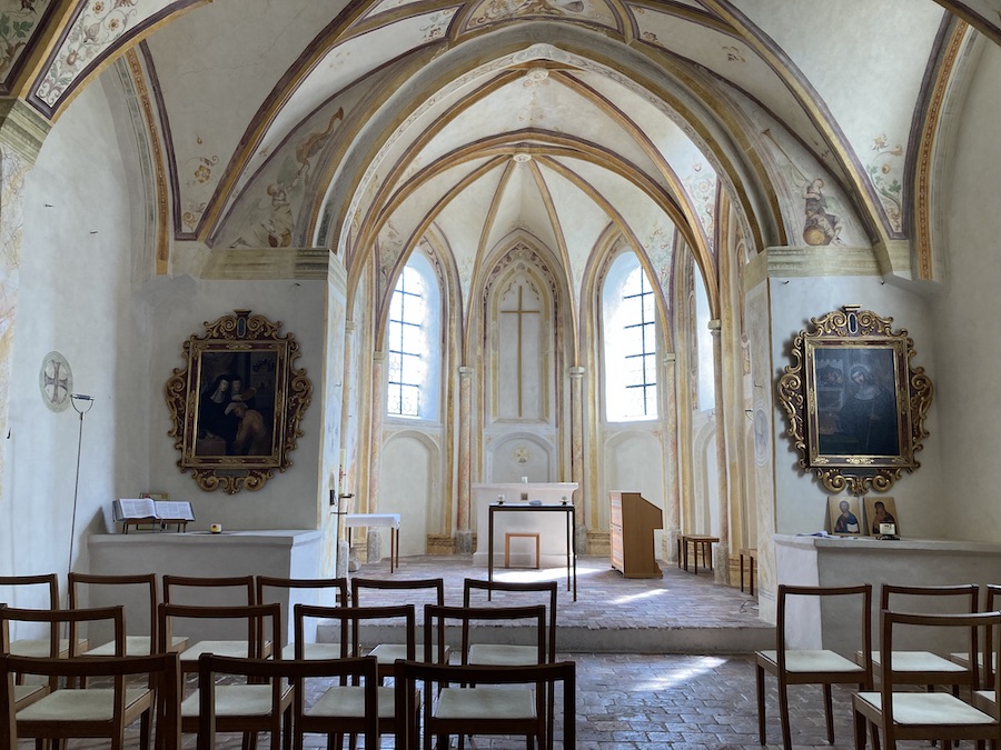 Von innen ist die Kapelle einfach, aber schön