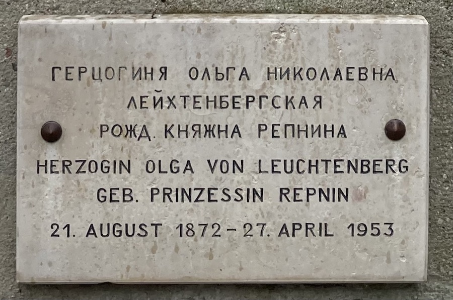Grabtafel Olgas auf dem Friedhof der Walburga-Kapelle gegenüber  ihrem Ehemann Georg