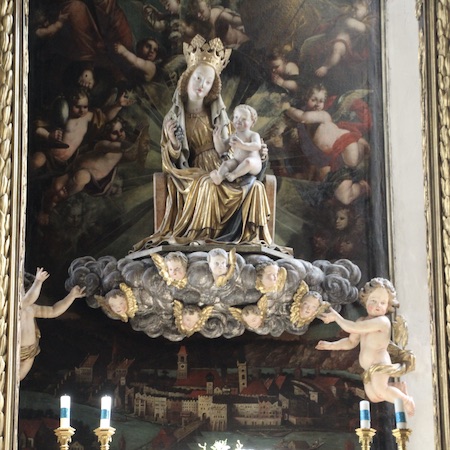 Die Marienfigur im Altar schwebt auf der Wolke