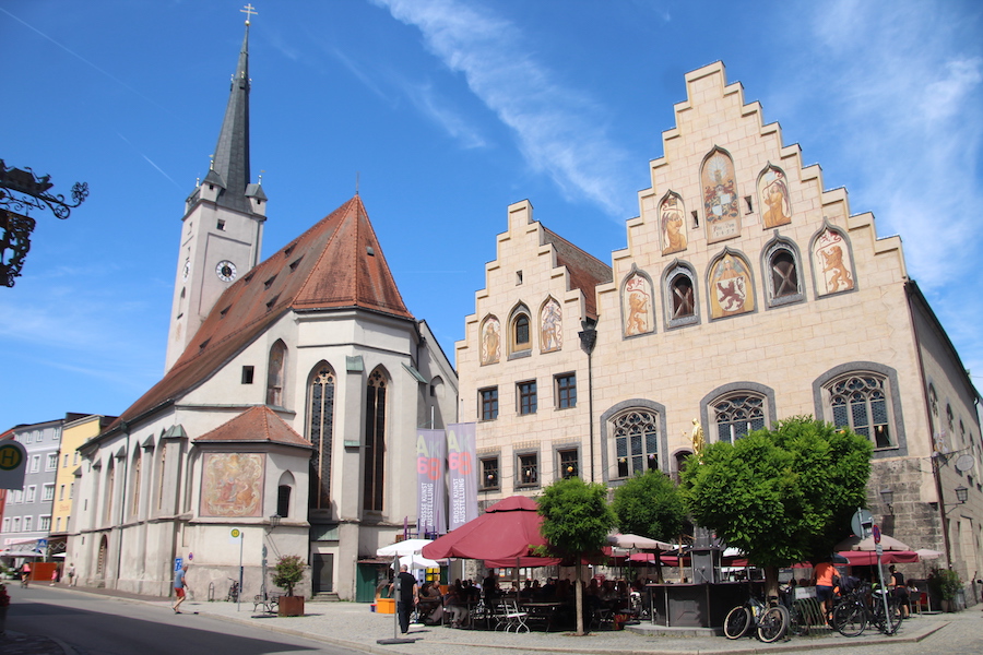 Der Marienplatz mit der Frauenkirche und dem Rathaus