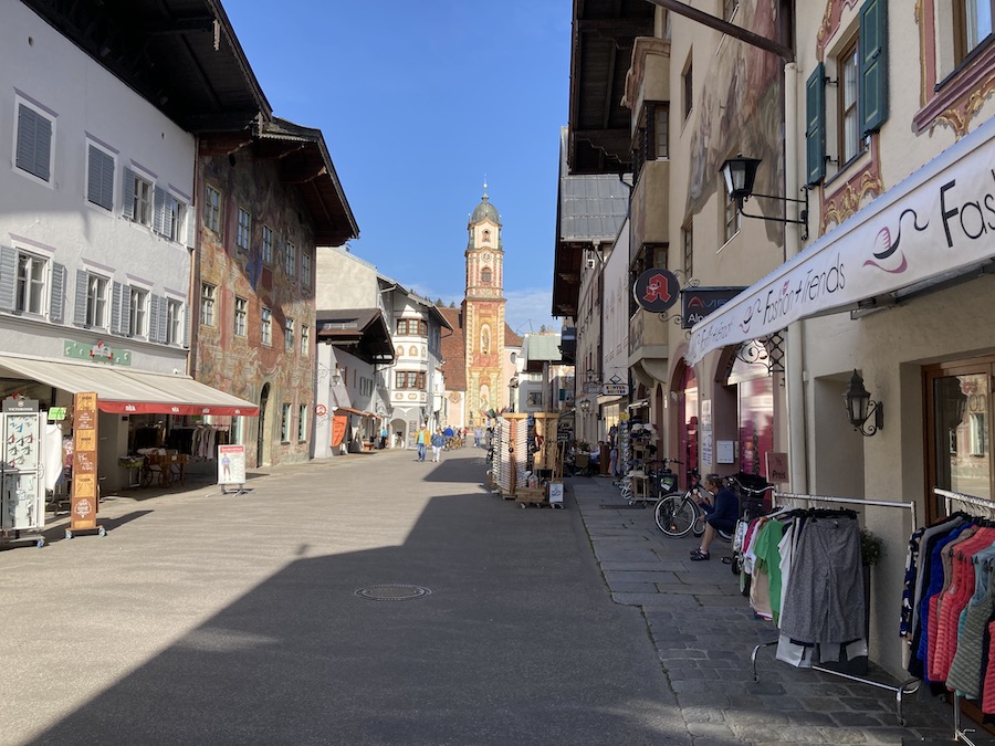 Unten: Der Obermarkt Richtung Kirche am Vormittag - noch ohne Touristen