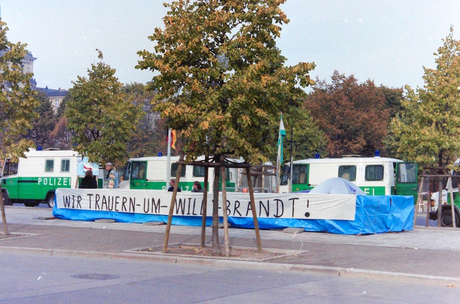 Brandt-Anhänger im Oktober 1992 an der Rampe vor dem Reichtag - heute undenkbar