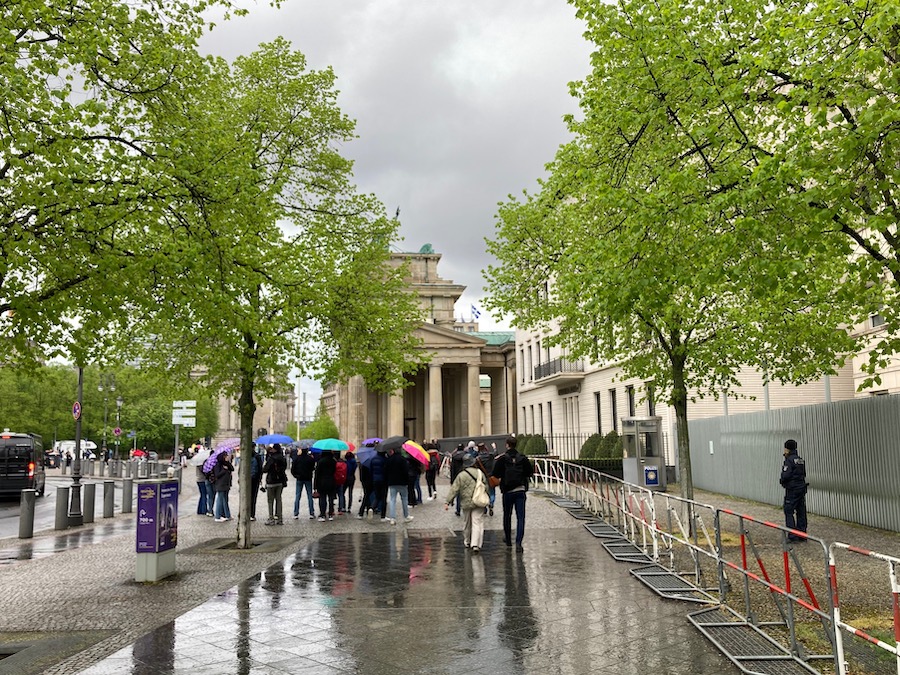 oben: Das Brandenburger Tor von der Seite, rechts die US-Botschaft