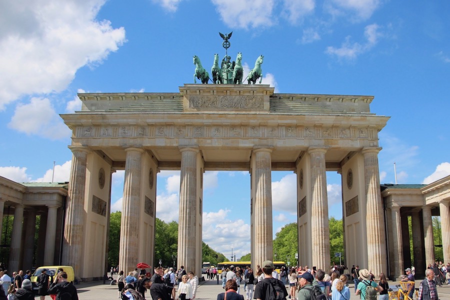 unten: Das Tor von der Ostseite bei schönem Wetter