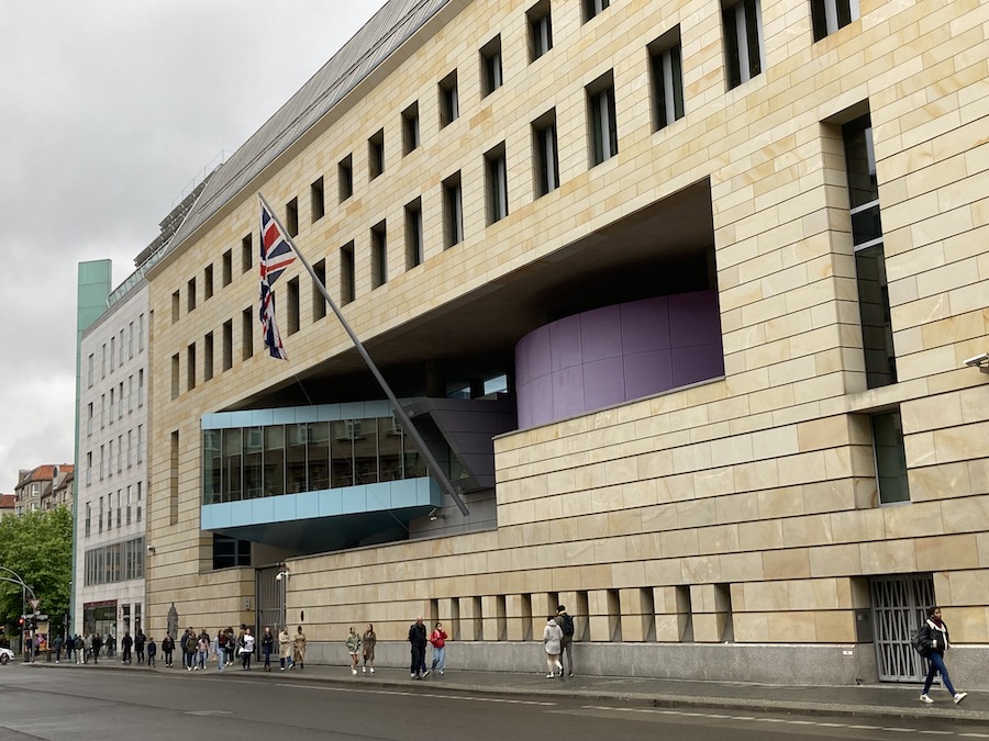 Die Britische Botschaft in der abgesperrten Wilhelmstraße
