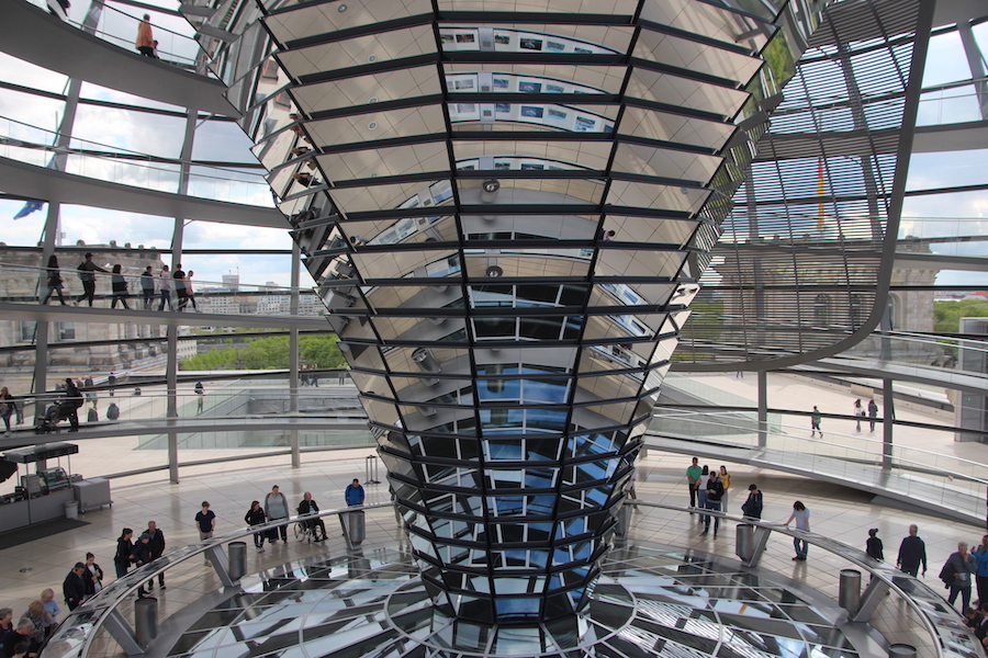 Die Reichstagkuppel von Norman Foster mit dem Spiegelsystem für den Tageslichteinfall