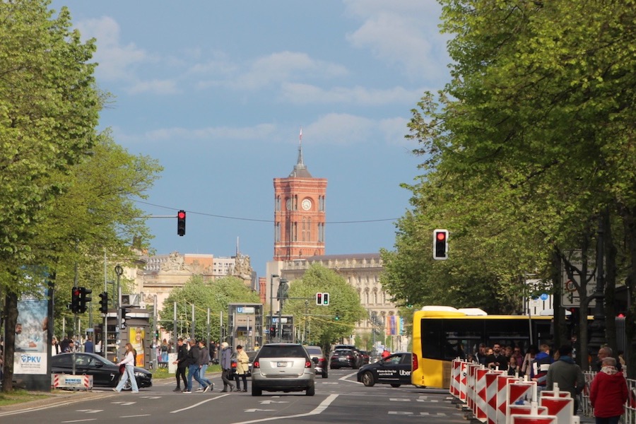 Unter den Linden -  im Rücken das Brandenburger Tor, vorne der Turm des Roten Rathauses.
