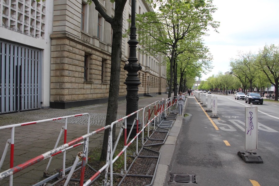 Unter dern Linden - links die russische Botschaft, im Hintergrund das Brandenburger Tor