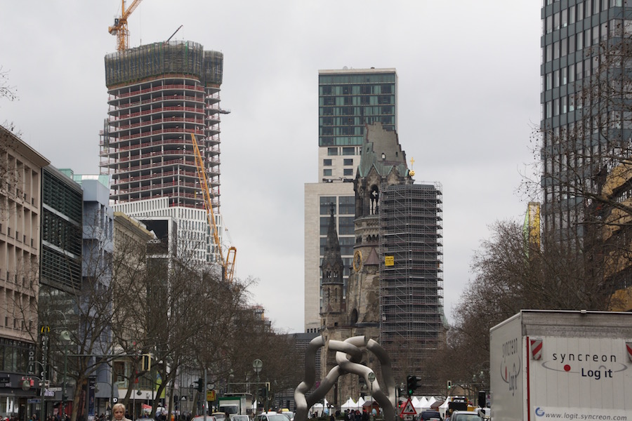 2016 wurde ein Hochhaus davor gesetzt