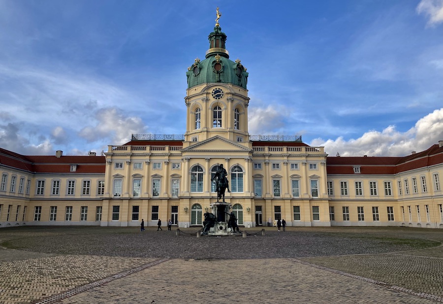 Vorplatz, Schloßturm und Außenflügel von Schloß Charlottenburg (Oktober 2025)