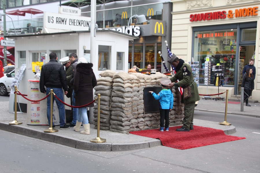 Der Checkpoint Charlie - Ostalgie und Kommerz gehen Hand in Hand