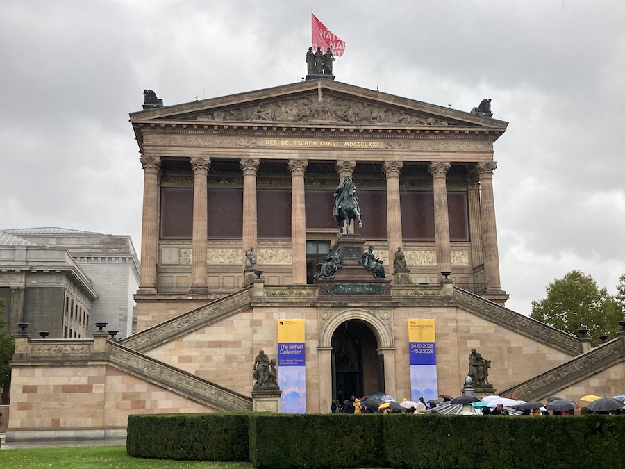 Die Alte Nationalgalerie von den Kolonnaden aus gesehen.