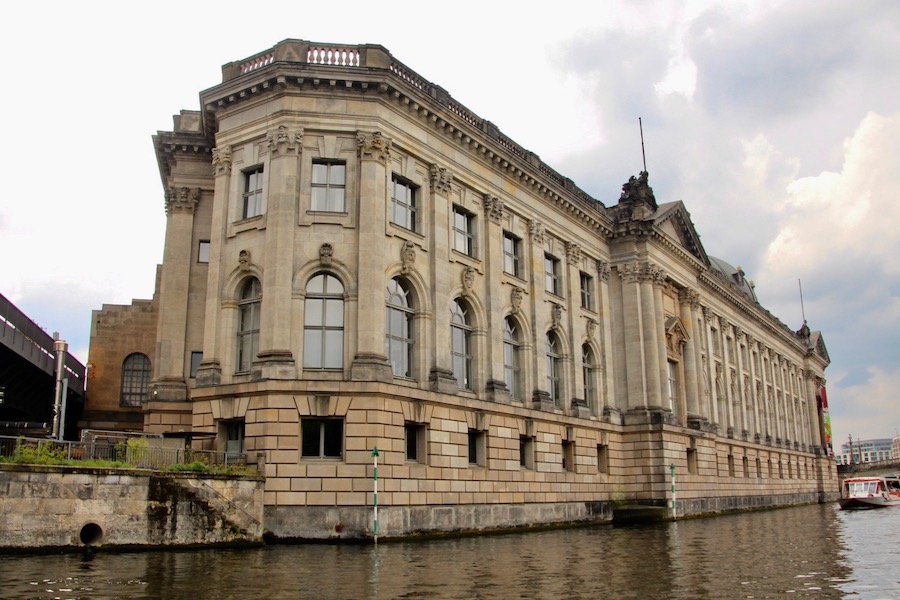 Das Bode-Museum von der Spree aus.